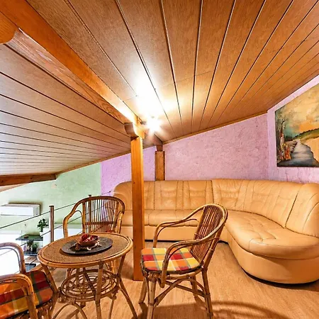 Vikendica Holiday Home Green Valtura